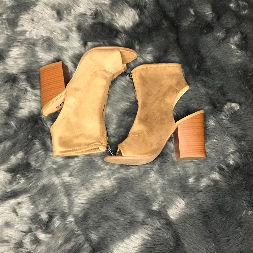Soda Tan suede peep toe heel sz 7